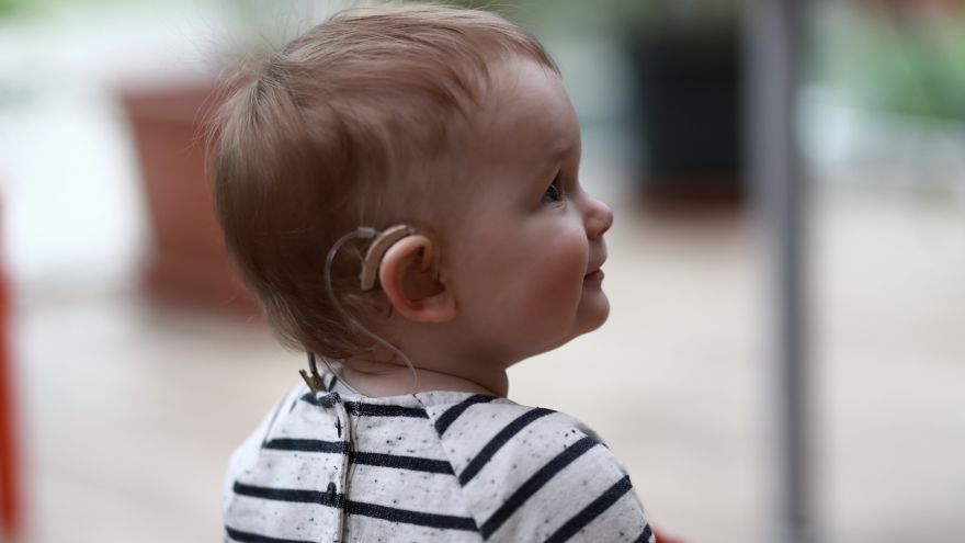Deti s poruchou sluchu budú môcť ľahšie získať načúvací prístroj
